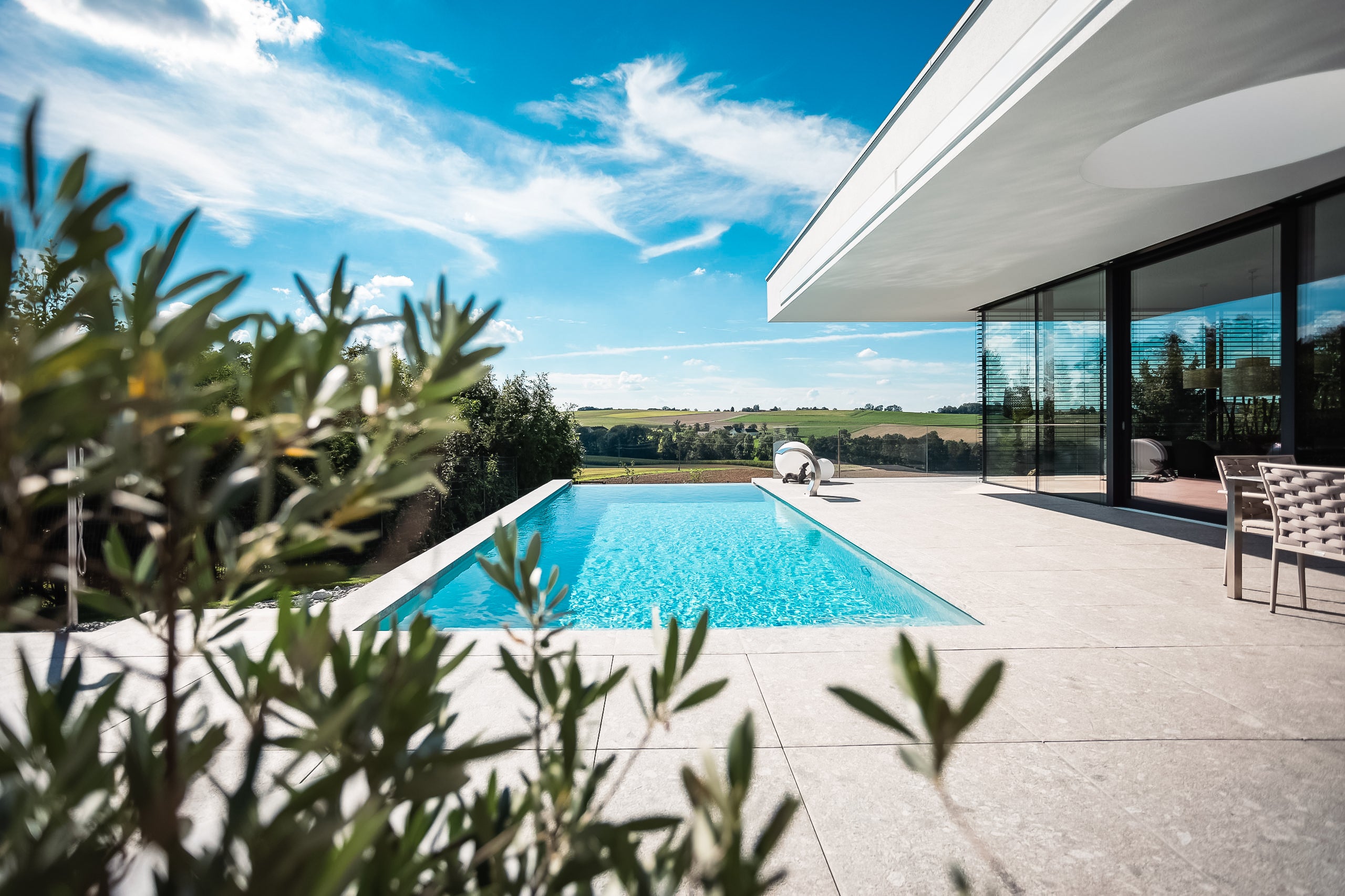 Hytek_Pool_wasseraufbereitung_wassertechnik_Schwimmbad_wellness_Infinitypool_moderne_villa