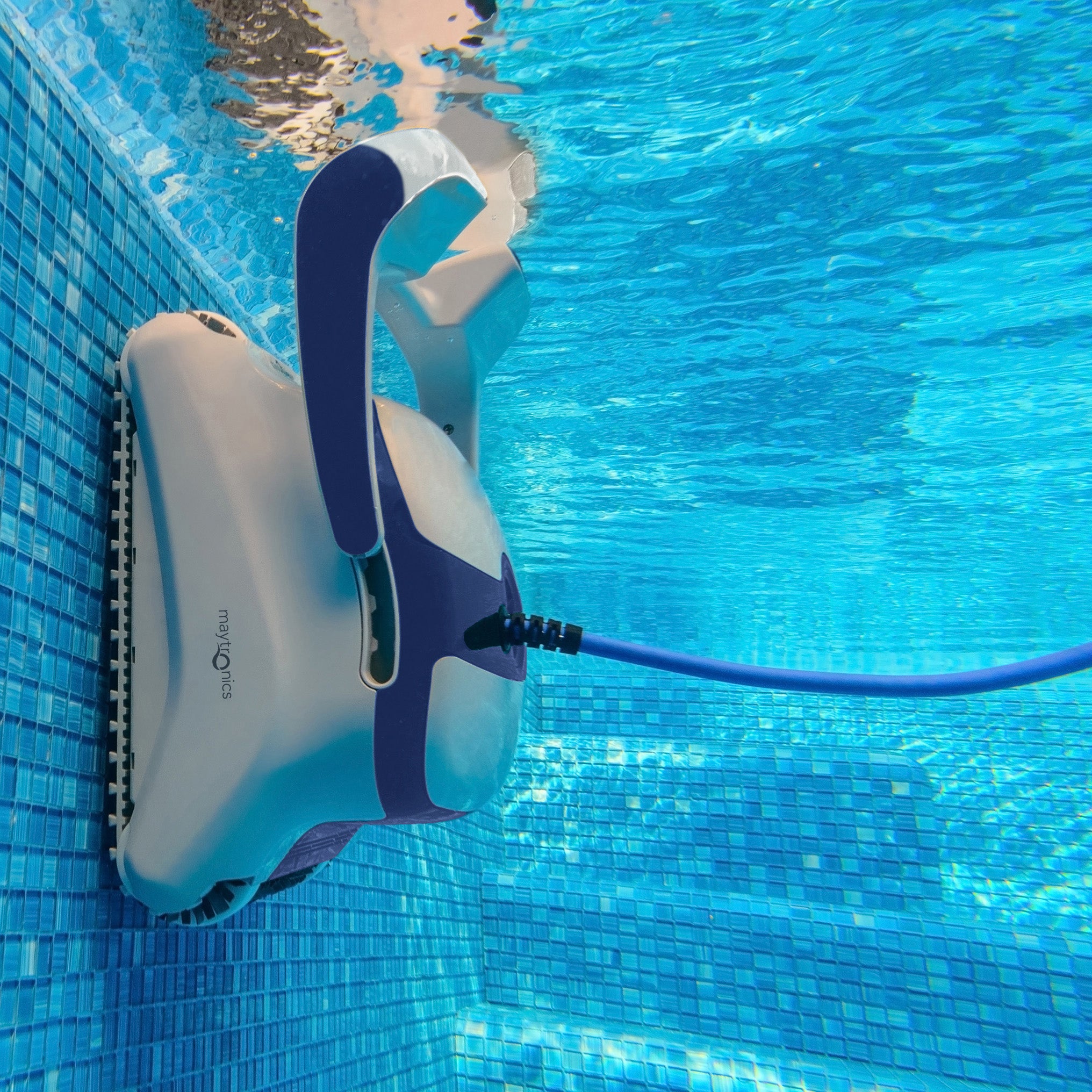 Hytek_Poolroboter_Premiumx70_Reinigung_wasserlinie_selbstständig_Wasseraufbereitung