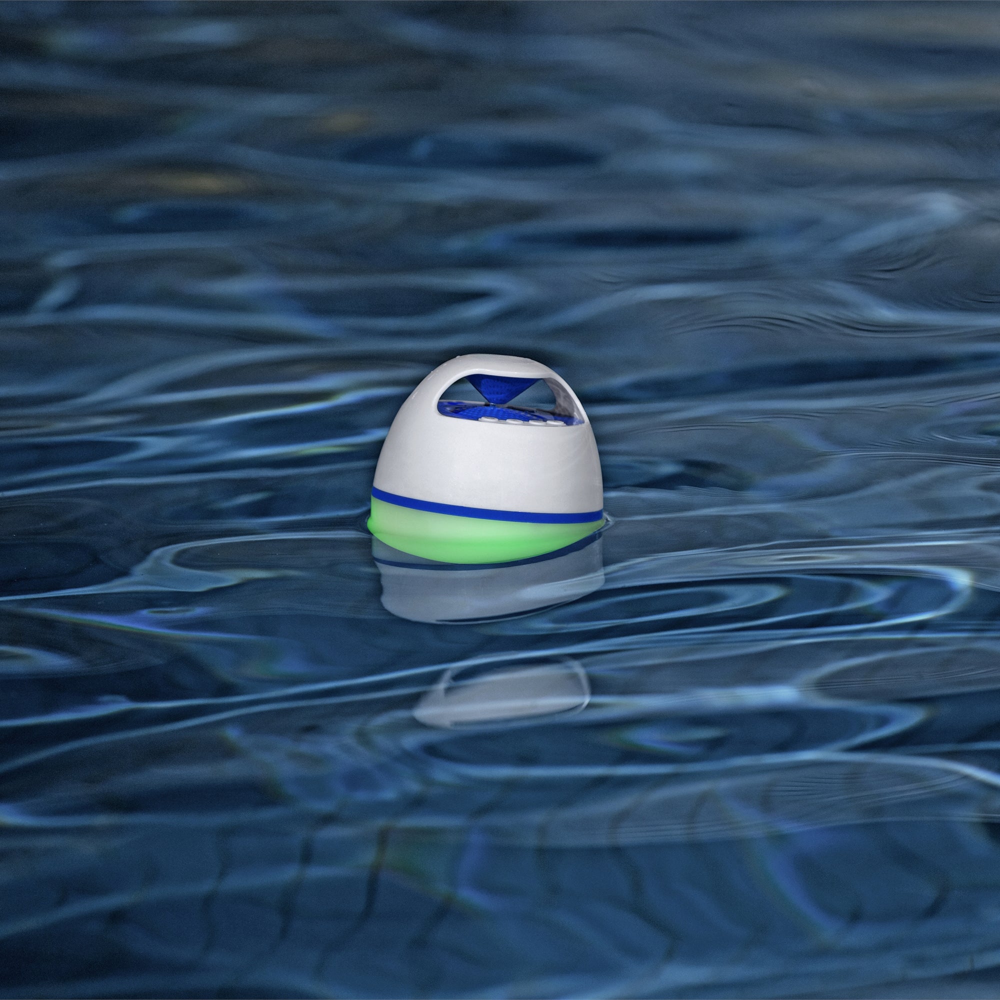 Hytek_pool_schwimmender_Lautsprecher_LED_Bluetooth_Sounderlebnis
