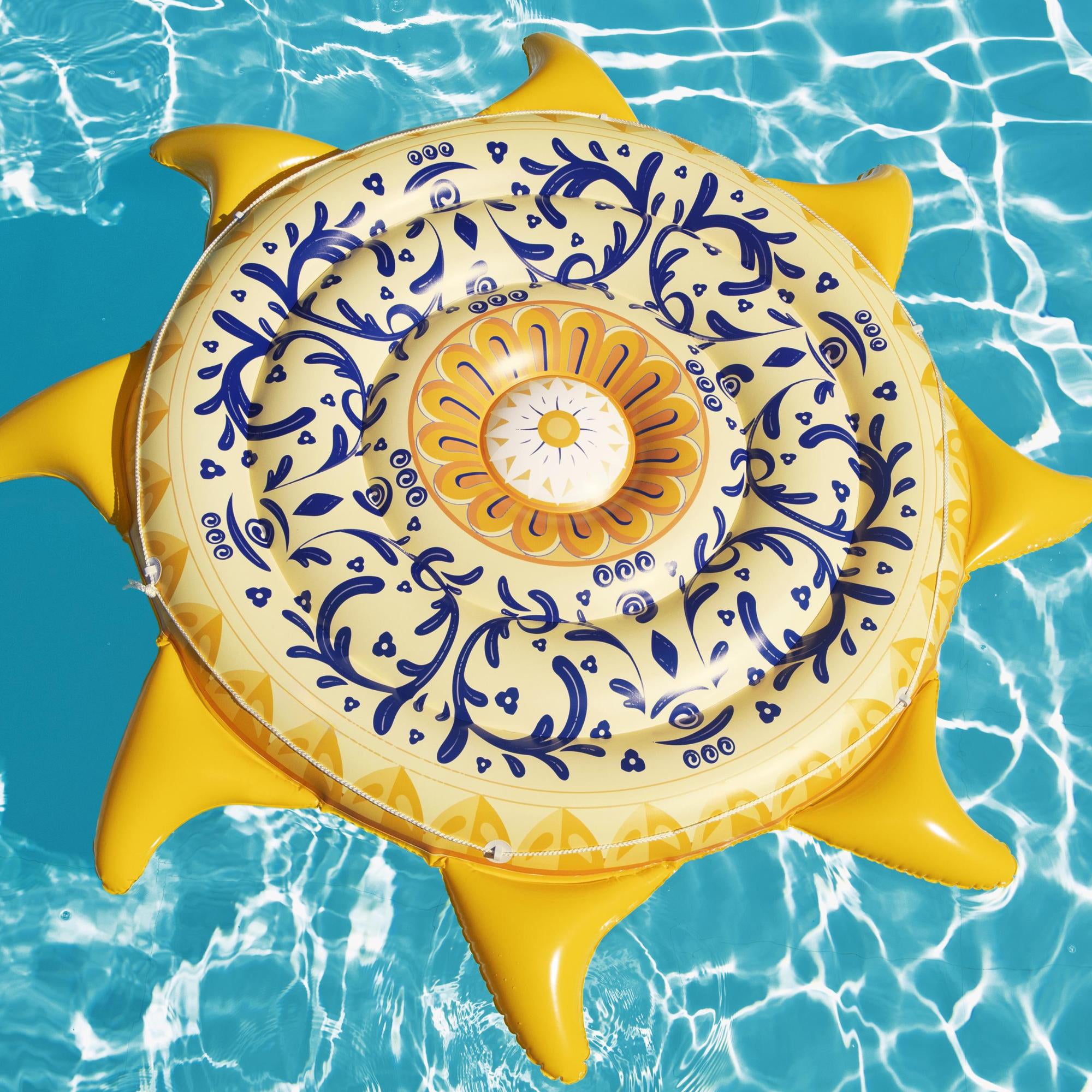 Hytek sonnige Luftmatratze Badeinsel sunny gelb mit blauen Verzierungen im Pool