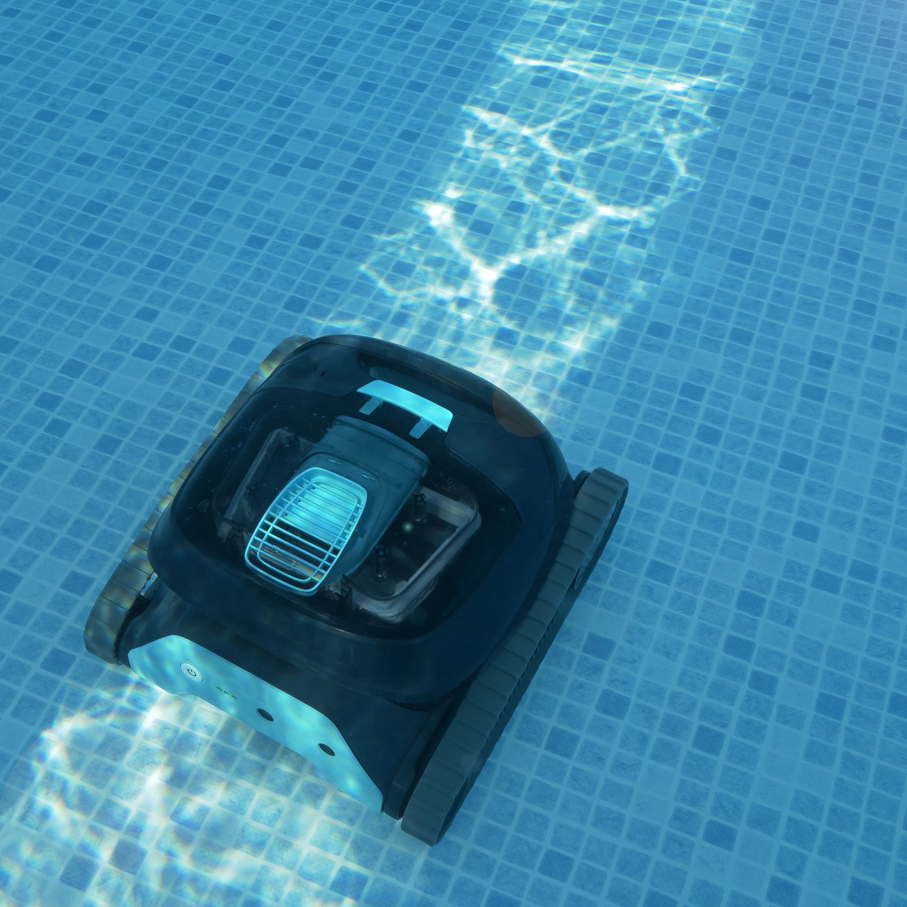 hytek_poolroboter_liberty200_poolpflege_wasserlinie_tiefenreinigung
