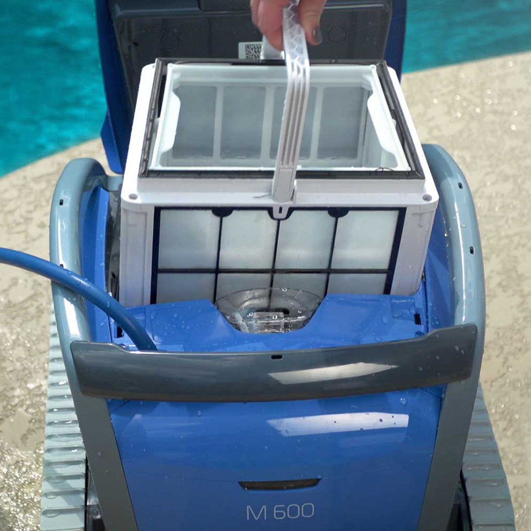 hytek_poolroboter_premium_m600_wasserlinie_Reinigung_kabellos_reibungslos