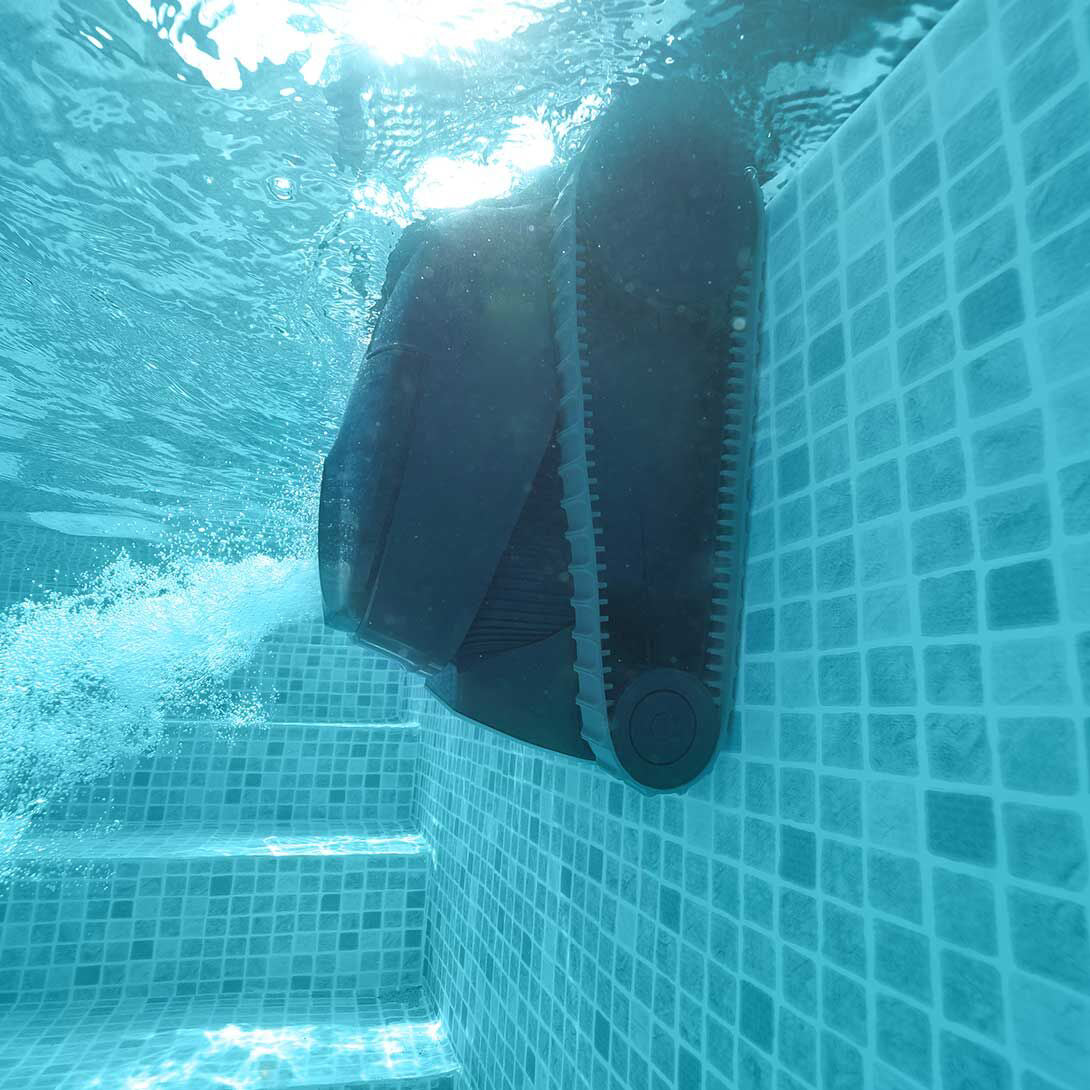 hytek_poolroboter_liberty400_wasseraufbereitung_wasserlinie_reinigung_kabellos
