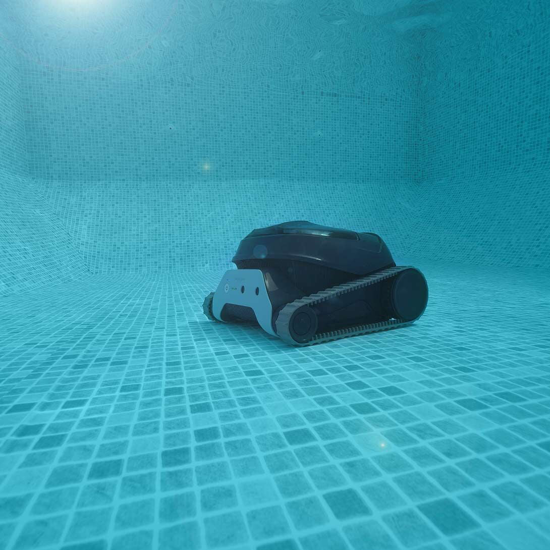 hytek_poolroboter_liberty400_wasseraufbereitung_wasserlinie_reinigung_kabellos