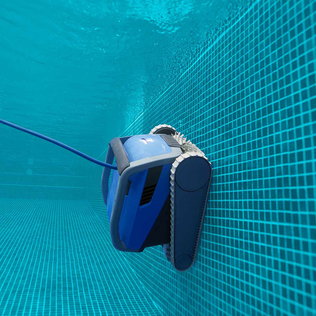 hytek_poolroboter_premium_m600_wasserlinie_Reinigung_kabellos_reibungslos
